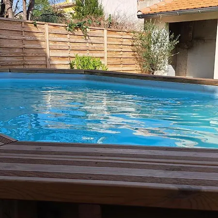 Casa de Férias Maison De Avec Piscine Nîmes