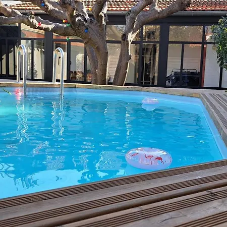 Casa de Férias Maison De Avec Piscine Nîmes